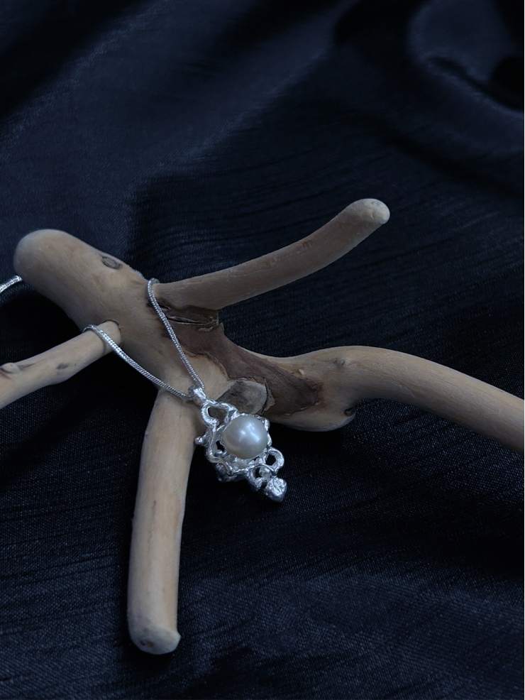 Pearl stream necklace