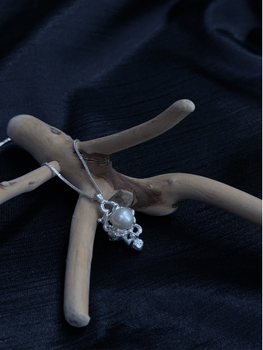 Pearl stream necklace