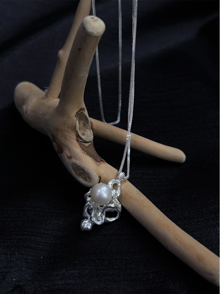 Pearl stream necklace