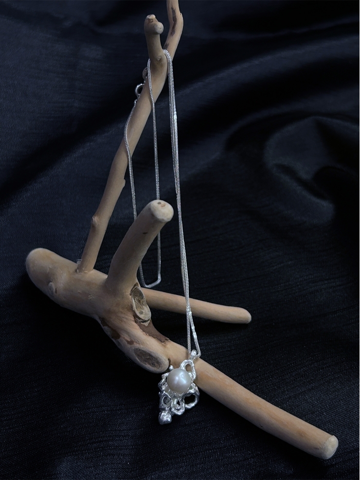 Pearl stream necklace