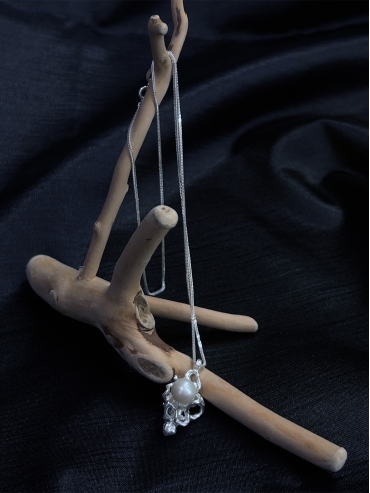 Pearl stream necklace