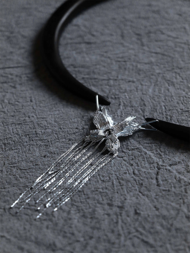 Silver swing butterfly collar