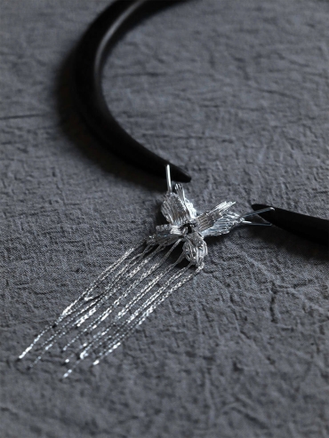 Silver swing butterfly collar