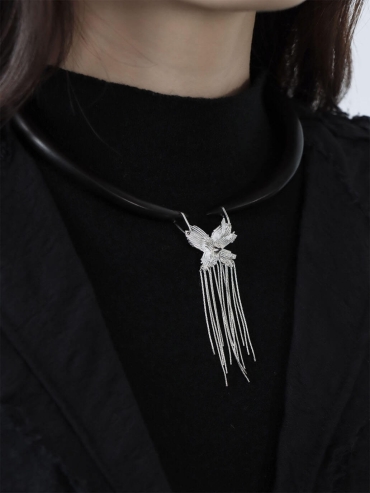 Silver swing butterfly collar
