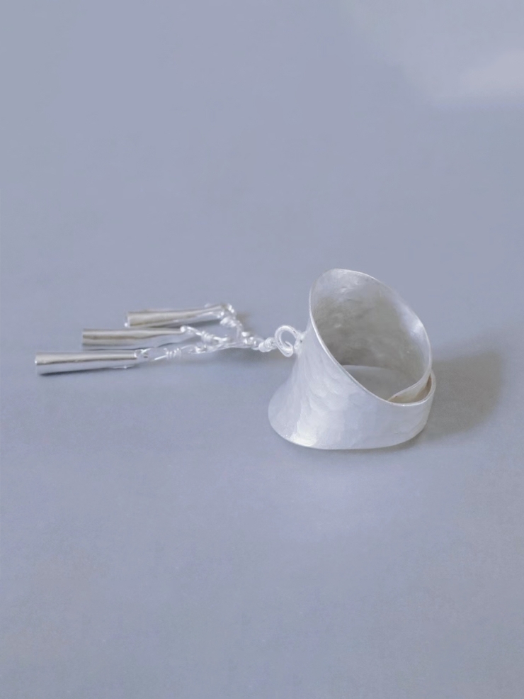SUI-hammer silver ring with bell-shaped hangings