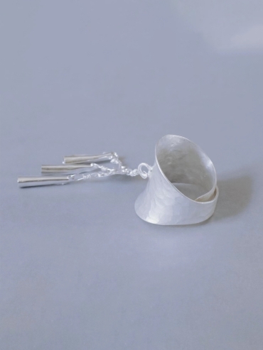 SUI-hammer silver ring with bell-shaped hangings