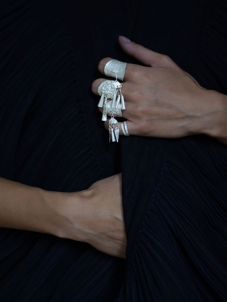 SUI-hammer silver ring with bell-shaped hangings