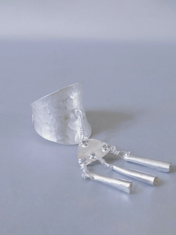 SUI-hammer silver ring with bell-shaped hangings