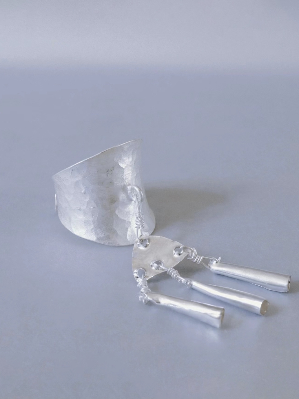 SUI-hammer silver ring with bell-shaped hangings