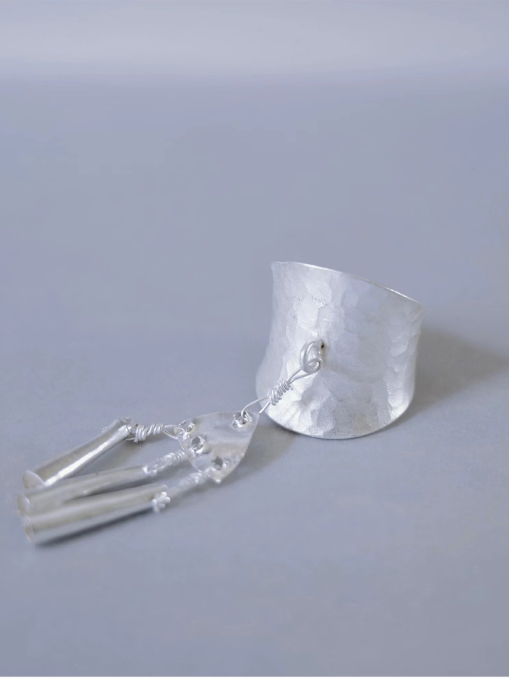SUI-hammer silver ring with bell-shaped hangings
