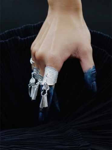 SUI-hammer silver ring with bell-shaped hangings