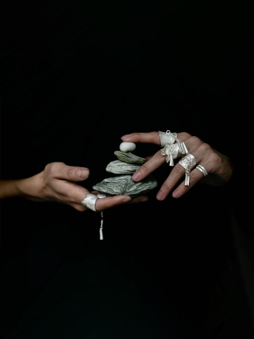 SUI-flower shaped silver ring with bell-shaped hangings