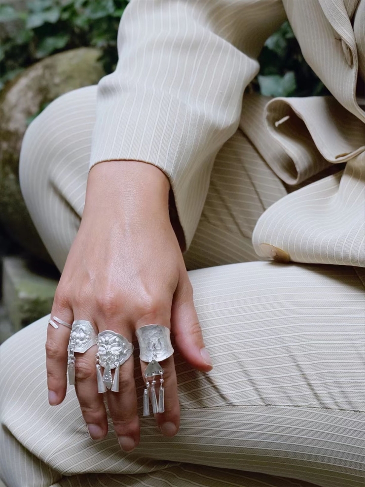SUI-flower shaped silver ring with bell-shaped hangings