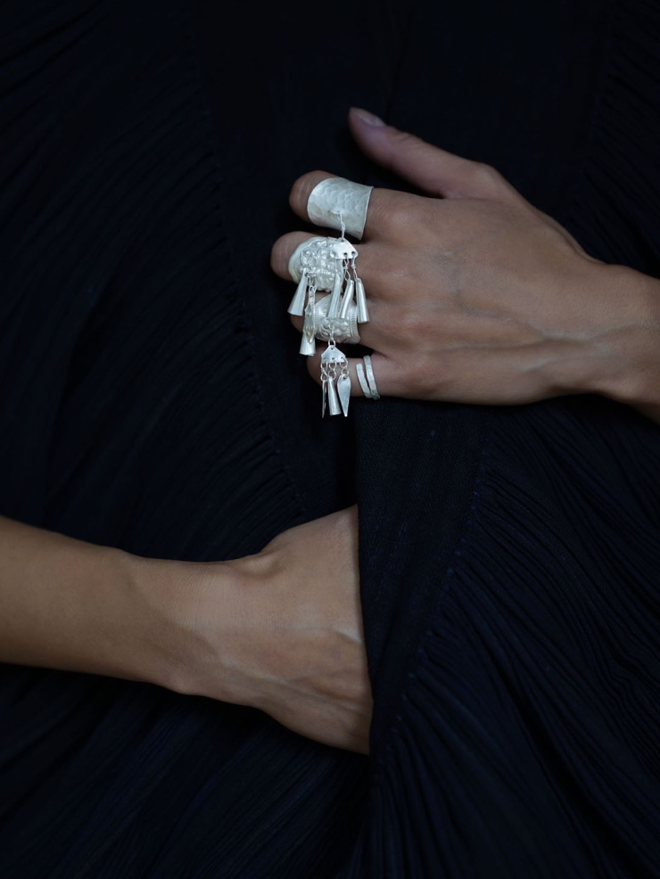 SUI-flower shaped silver ring with bell-shaped hangings