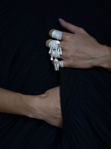 SUI-flower shaped silver ring with bell-shaped hangings