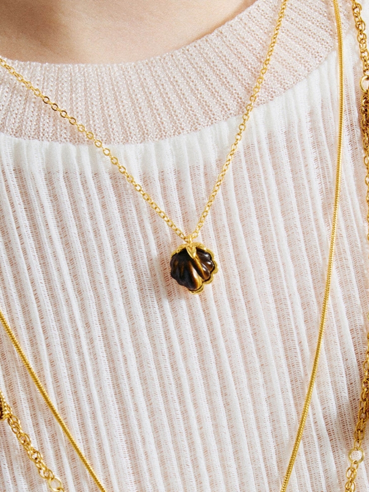 Amber shell necklace