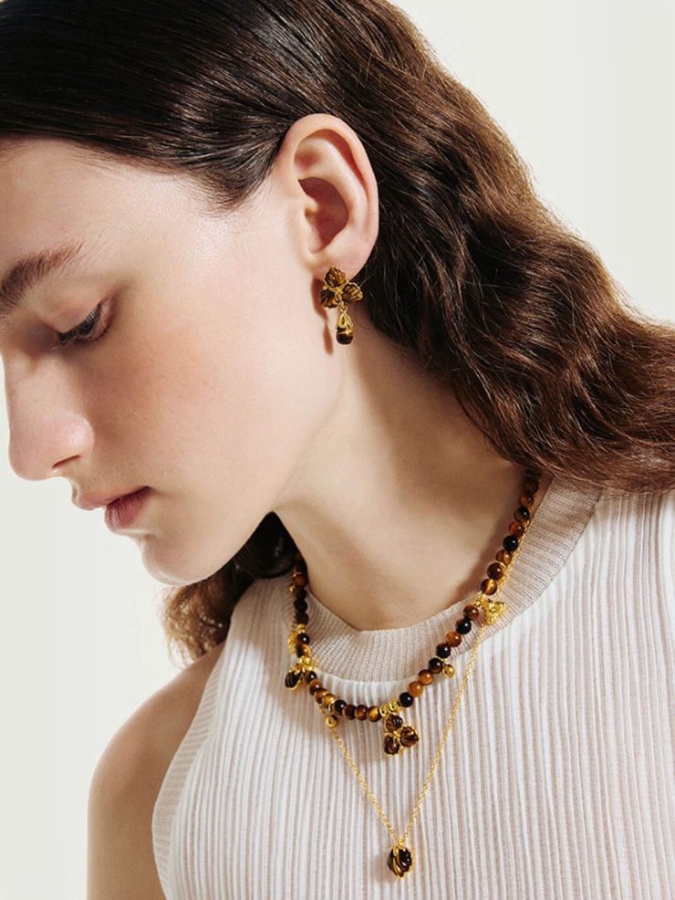 Amber berry and beads necklace