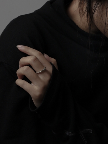 Round not round - Petit Citrine Silver Ring