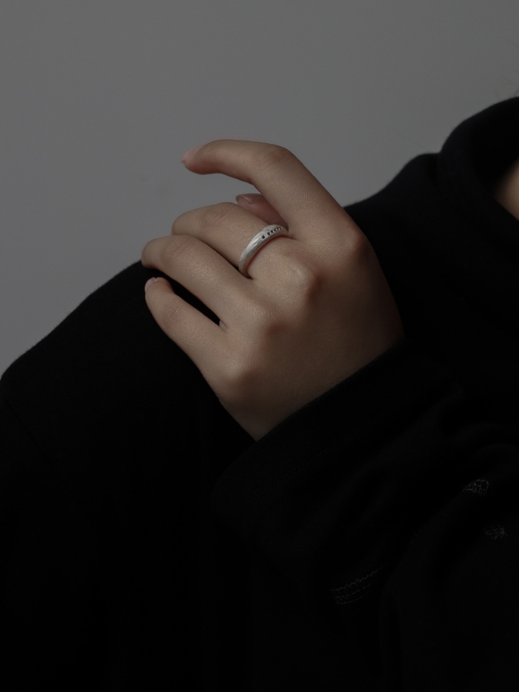 Round not round - Medium White Citrine Silver Ring