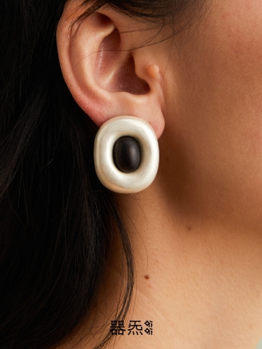 Large ebony tree hollow earrings