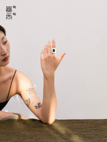 Large ebony tree hollow ring