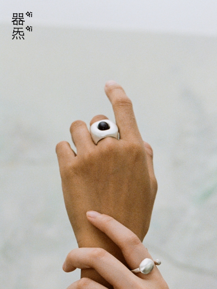 Large ebony tree hollow ring