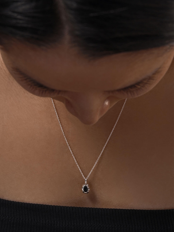 Claw onyx silver necklace