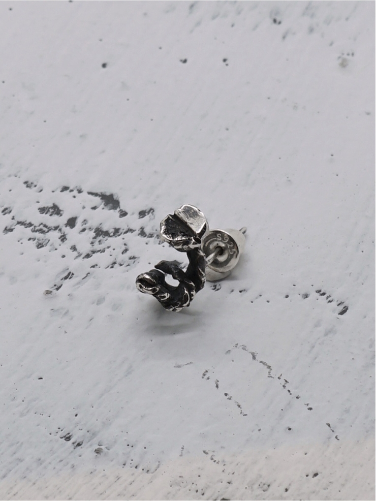 Twisted stud earring