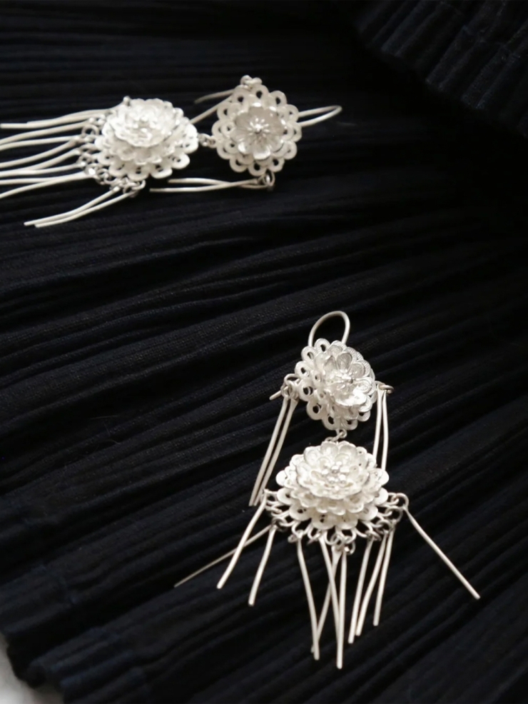 DIE - silver earrings with knitting flower and hanging strings