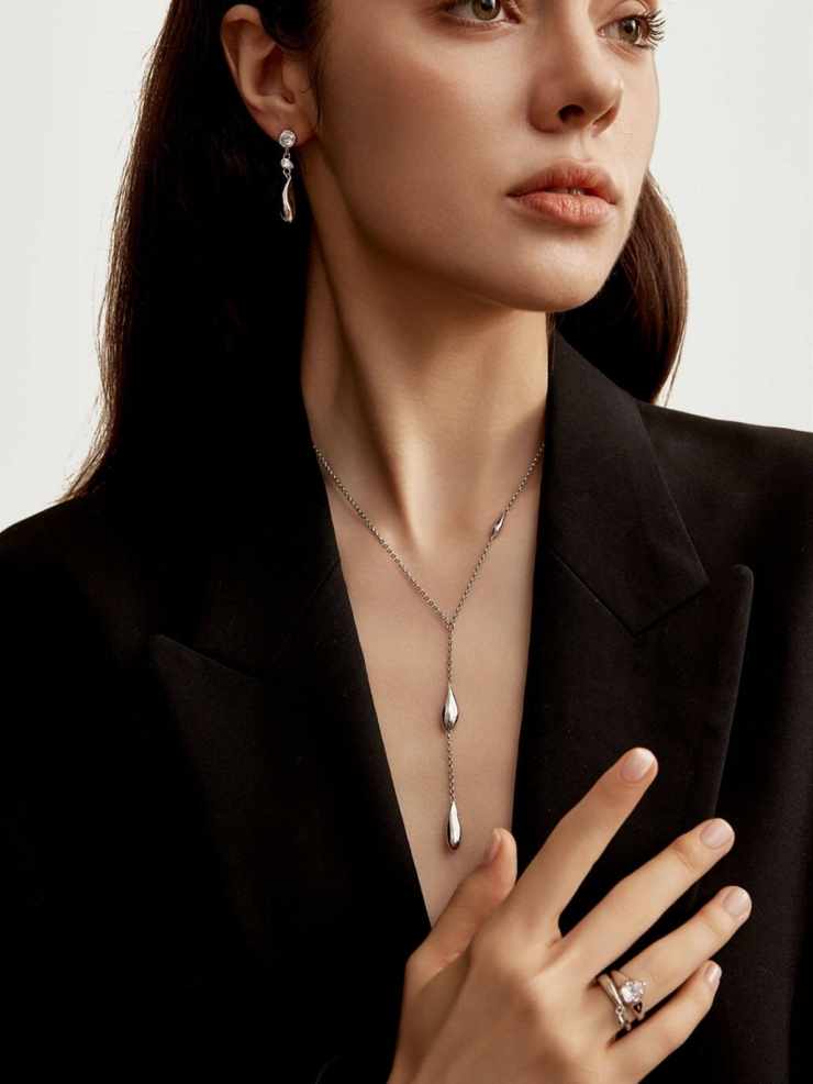 White Classic Raindrop Necklace