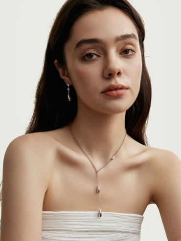 White Classic Raindrop Necklace