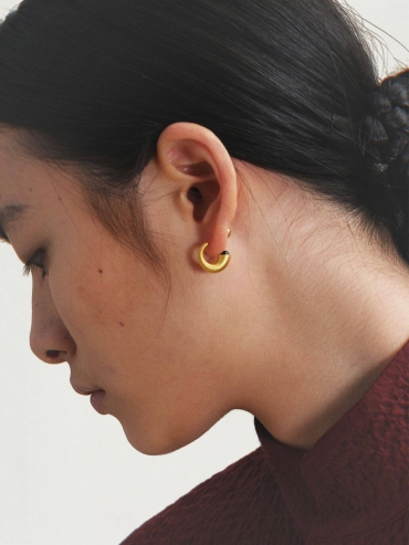 Gold Ripple Black Onyx Earrings