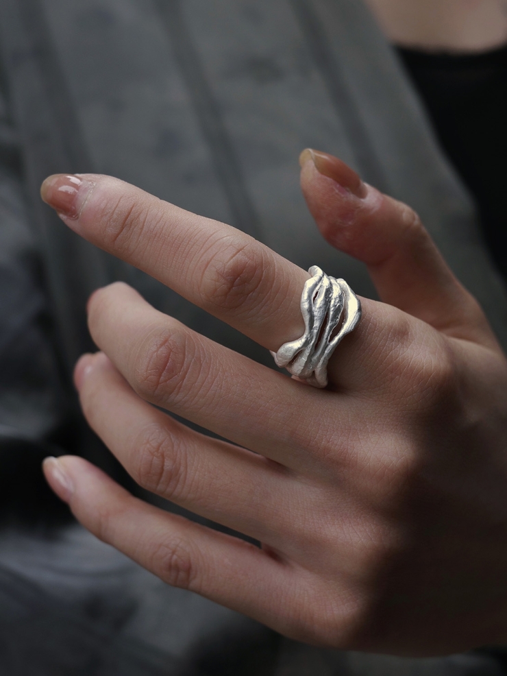 Waving silver ring