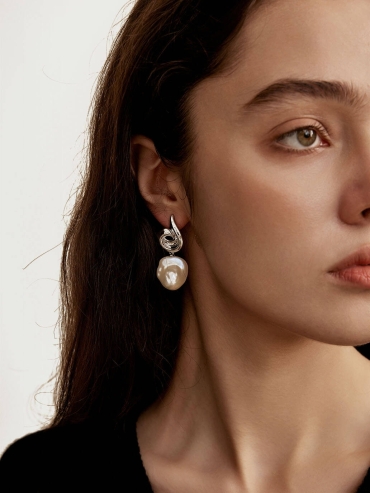 Silver Baroque Pearl Wind Cavern Earrings