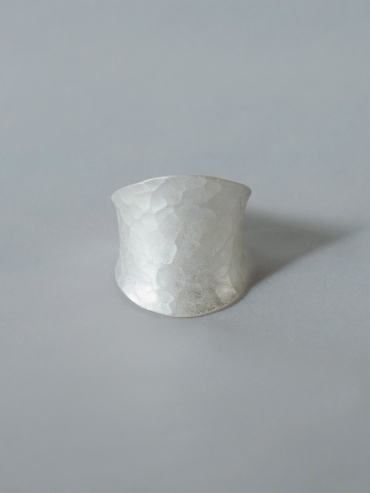 HENG-gender neutral hammer pattern fine silver ring