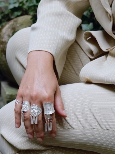 HENG-gender neutral minimal hammer pattern ring