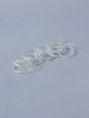 HENG-gender neutral minimal hammer pattern ring