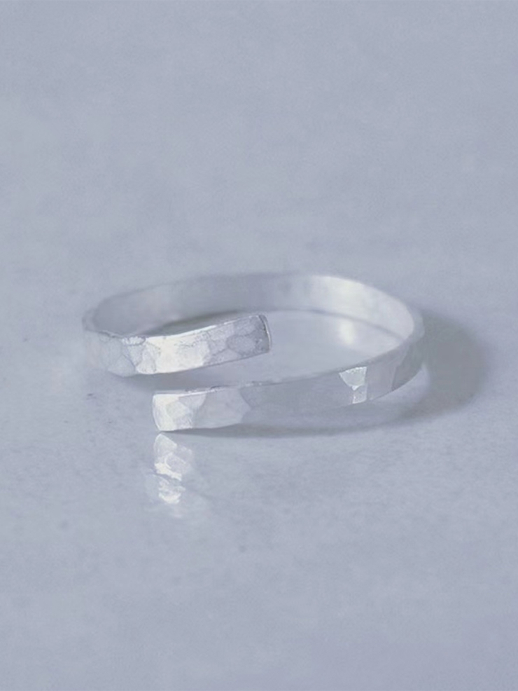 HENG-gender neutral minimal hammer pattern ring