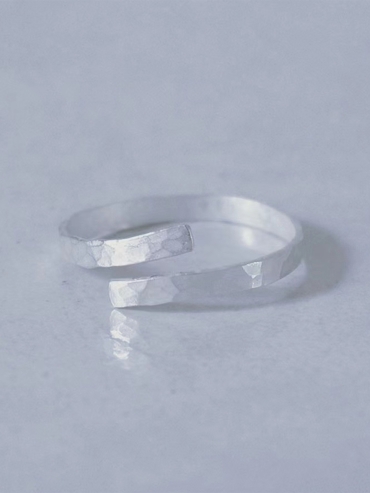 HENG-gender neutral minimal hammer pattern ring