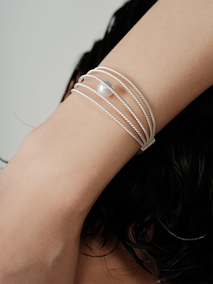 Knitted bracelet with fresh water pearl