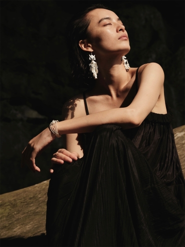 Knitted bracelet with fresh water pearl