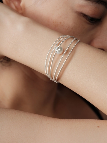 Knitted bracelet with fresh water pearl