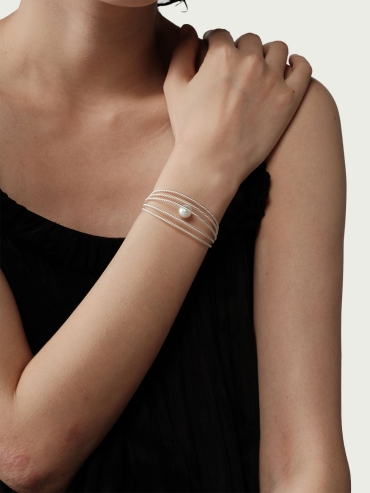 Knitted bracelet with fresh water pearl