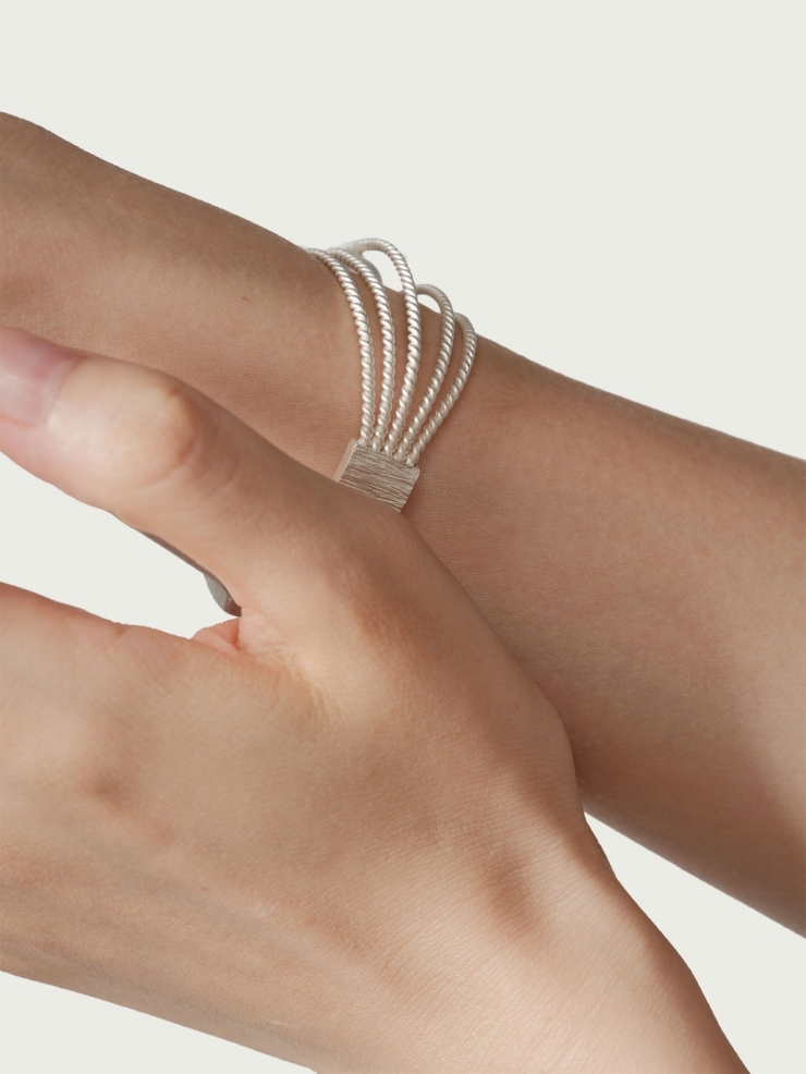 Knitted bracelet with fresh water pearl