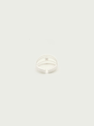 Knitted bracelet with fresh water pearl