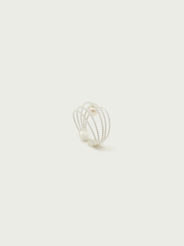 Twist silver ring eith fresh water pearl