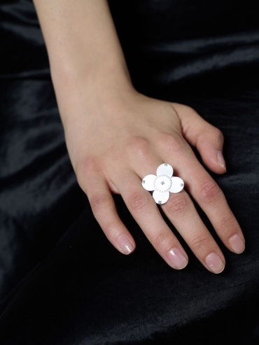 White nouveau carillon ring