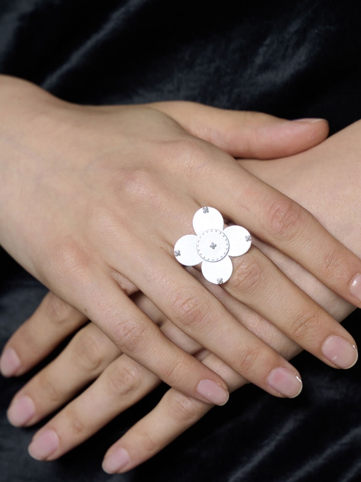 White nouveau carillon ring