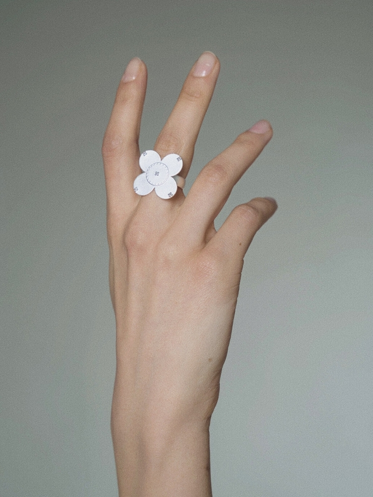 White nouveau carillon ring