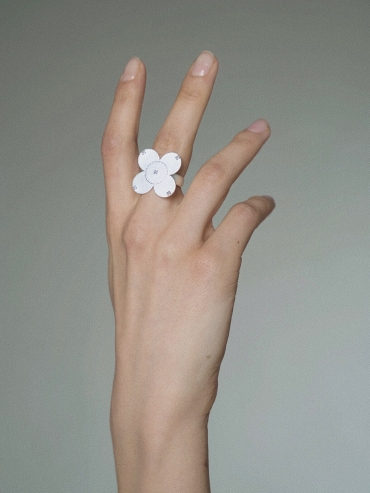 White nouveau carillon ring